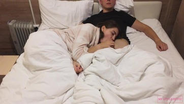 Tündibündi tini lány egy pihentető furulyázással lepi meg a férjét mozizás közben Thumb