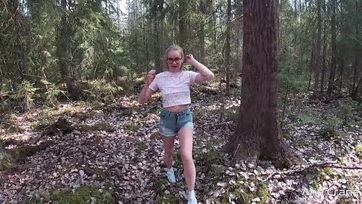 Hivalkodó lány lecidázza az idegen csávót és szeretné a pélót a seggébe Thumb