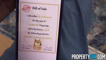 Vadító szőkehajú ingatlanügynök leányzó a sikeres üzlet után széttette a lábait Thumb