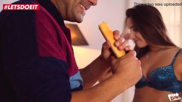 A kis picsa magyar kiscsaj a méretes dákójú hajléktalannal csalja a barátját Thumb