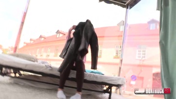 Tini leányzó nyilvánosan felcsípve és stekszért durván megpakolva Thumb