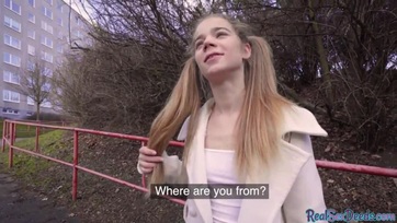 18 esztendős bűbájos copfos csajszi stekszért szívja az idegen pasi répáját Thumb