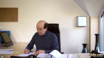 Úgy pattog az öreg faszi brokiján mintha még soha nem dugott volna előtte Thumb