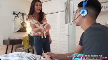 Nimfomán nevelő anyu kufferbe baszatta magát miután megtalálta a fiacskája zsebpináját Thumb