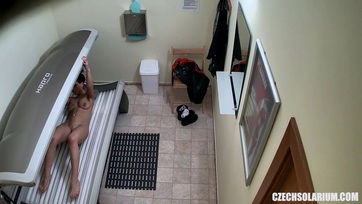 Sexy tetovált fiatal leányzó masztizik a megfigyelő kamerán Thumb