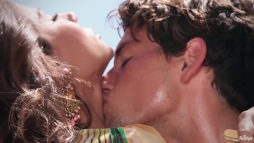 Gazdag anyuci és a medencés srác Thumb