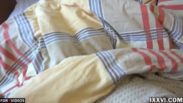 Életerős fasszal basztatja a szundikáló mostoha húgocskája punciját a szeximádó fiúcska Thumb