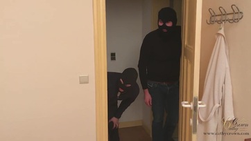 Apuja és a három barátja döngeti meg Thumb
