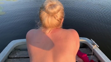 Nagy csöcsű dagi barátnő kutyus pózban farkalva Thumb