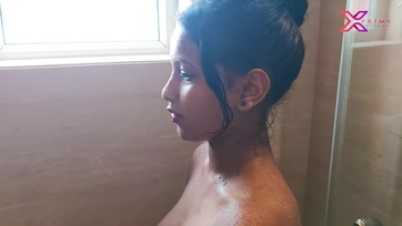 Együttes zuhi a szexis csöcsös húzott szemű barátnőmmel Thumb