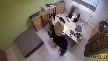 Kék szemű szőkehajú nő stekszért kupakol Thumb