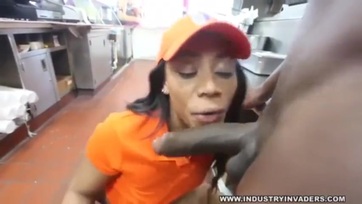 Gyorsétteremben megdugja a pultost Thumb