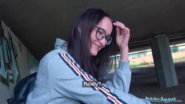 Cseh szemüveges tini leányzó megkélve Thumb