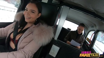 Dögös fiatal leányzó seggbebaszva a taxiban - Női kamu taxi Thumb