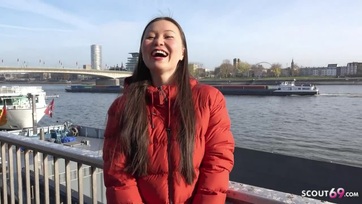 Bokros puncis vágottszemű csajszi leszívja a pasi dákóját aztán kinyalja a végbelét a casting-on Thumb