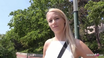 Kívánnivaló magyar tini ribanccal hágott egy nagyot a mázlista utca ügynök Thumb