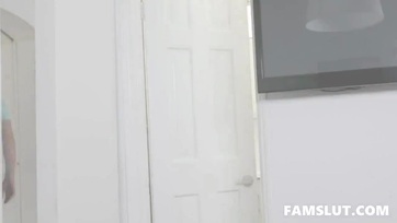 Sexy mostoha húg segít csúcsra jutni a mostoha bratyójának Thumb