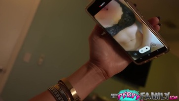 Bohó nevelő anyuka kupakolt a kölykével miután lebukott hogy a barátjával szex sms-ezik Thumb