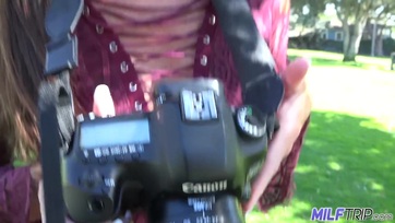 Vadító amatőr nevelőanyu egy fiatal tanítvánnyal kettyint Thumb