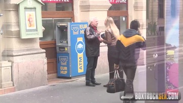 A hapsi kint vár, mialatt a MILF párját basszák Thumb