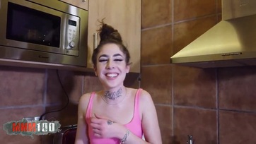 Latin tinicsaj különböző pozitúrában igényli a kis nunijába Thumb