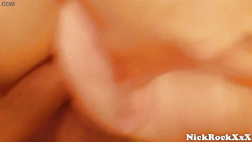 Négy szexéhes csávó párhuzamosan bassza az egyikük basznivaló kis nőjét Thumb