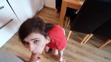 Fiatal hölgyemény a szomszéd szerszámát szopogatja és az orcájára élvez Thumb