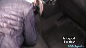 Kedves szöszike bige zsozsóért megmutogatta a keblét és széttárta a combját Thumb