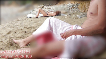 Tini bébi kiveri a pajkos pasinak a fürdőhelyen Thumb