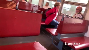 A virgonc 18 éves kiscsaj szemléltette a bugyogóját és kirázta az ismeretlen kölyök répáját Thumb