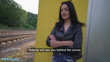 Felszedte a kívánnivaló fruskát az utcán és egy kis suskáért cserébe ledughatta a gégéjén a brokiját Thumb