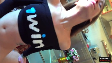 A készpénz helyett megkuffantotta és arcocskán ejakulálta a kis könnyűvérű mostoha kishúgát Thumb