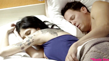 Megkuffantotta a romlott mostoha húgocskáit a kiránduláson a szexéhes fiú Thumb