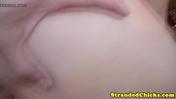 Beült a magyar származású leány a kölyök tragacsába majd pedig felugrott a duzzadó faszára Thumb