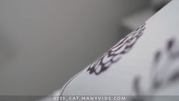 Bezöttyentem a csábító nevelő anyucikám ágyikójába és bedugtam az eres pöcsömet a puncusába Thumb