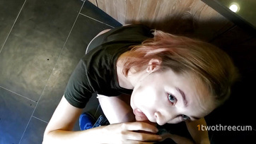 A főzőhelyiségben baszta meg a csábító nőszemélyt a nagytökű legjobb barátja Thumb