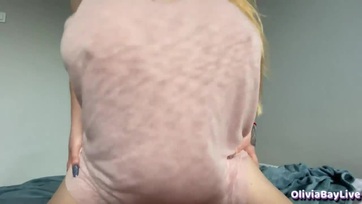 A nagymellű mostoha tesóm mellett rejszoltam miközben aludt de mihelyt megébredt ráröppent a faszomra Thumb