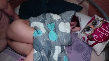 A nevelőapum összekutyult az anyummal egyszóval szanaszéjjel kettyintette a fingómat és megkotorászta a puncimat Thumb