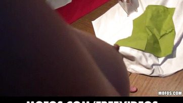 Az utcán leszólított szláv csaj egy kis készpénzért vidáman szétdobta a combikáit Thumb