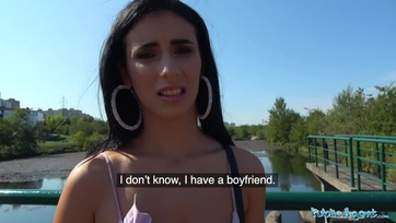 Eltette a stekszet a nagycsöcsű moldovai gyönyörűség és elment egy menetre az utcaügynökkel Thumb