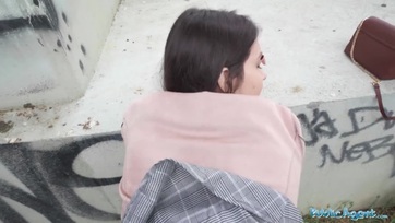 Az nagyon kedves kollégista cica a szabad ég alatt kapta be az álügynök kolosszális szerszámát Thumb