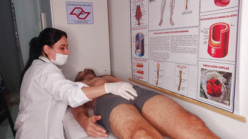 A tüneményes ápoló nem ijedt meg hanem élvezettel leszívta a kliense álló szerszámát Thumb