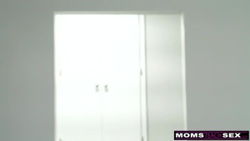 A sexy időske hölgyemény is beugrott miután a neveltlánya elkezdte dudlizni a mostohabátyusa szerszámát Thumb